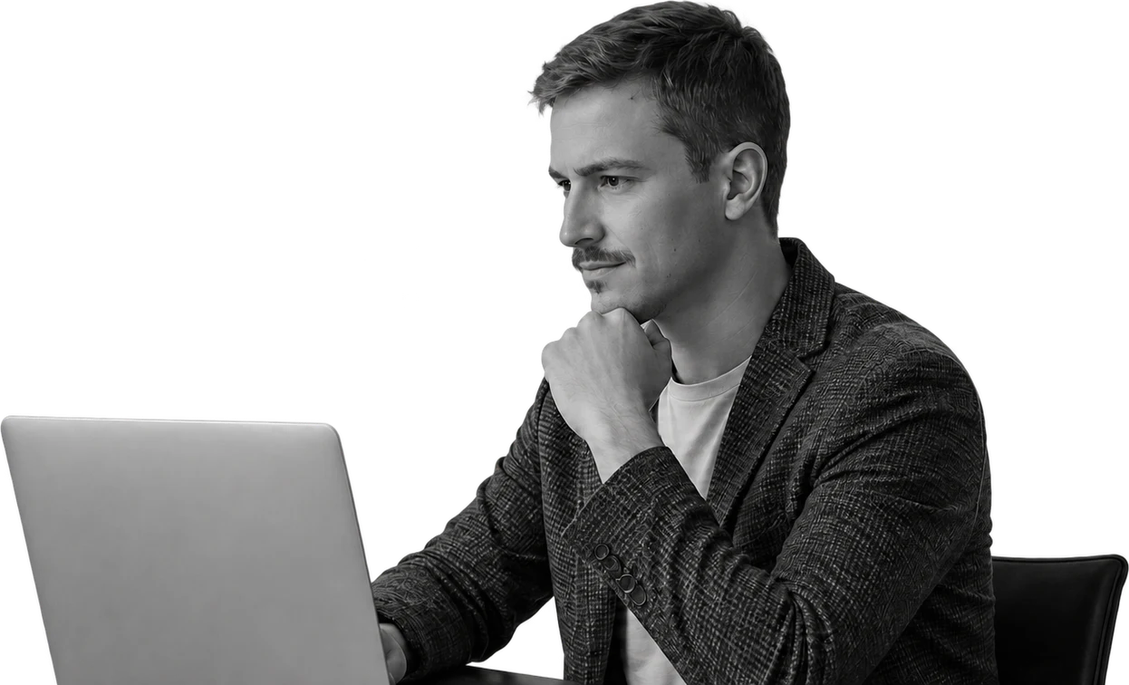 Alex Zwanck trabajando frente a un portátil